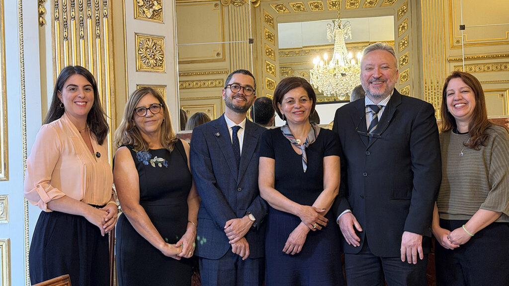 Da esq. para dir.: Ana Palazi, Iara Ferreira, Dr. Pedro Zacarias (Chefe do Setor de Ciência, Tecnologia e Inovação - Sectec - da Embaixada do Brasil na França), Rose Mary (assistente na Sectec), Prof. Edmundo e Beatriz Hargrave, em reunião antes do início das visitas de benchmarking no país.