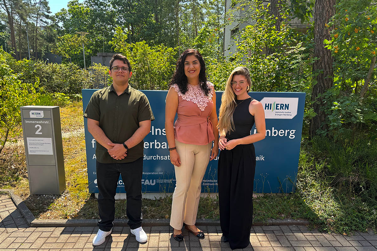 Da esq. para a dir., Pietro Pizão Gonzalez, Gabriela Byzynski Soares e Caroline Roxo representaram o projeto Enfuse em visitas técnicas a centros de inovação na região da Baviera, na Alemanha.