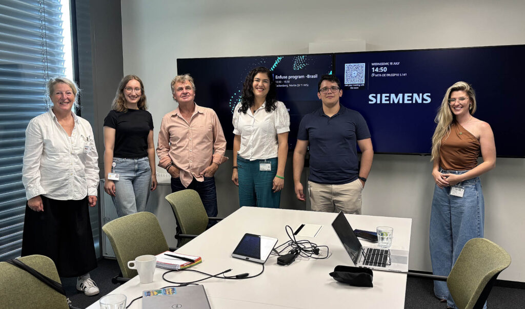 Pesquisadores do Enfuse em reunião no Siemens Campus, em Erlangen, onde conheceram estratégias de intraempreendedorismo e inovação corporativa de grande porte.