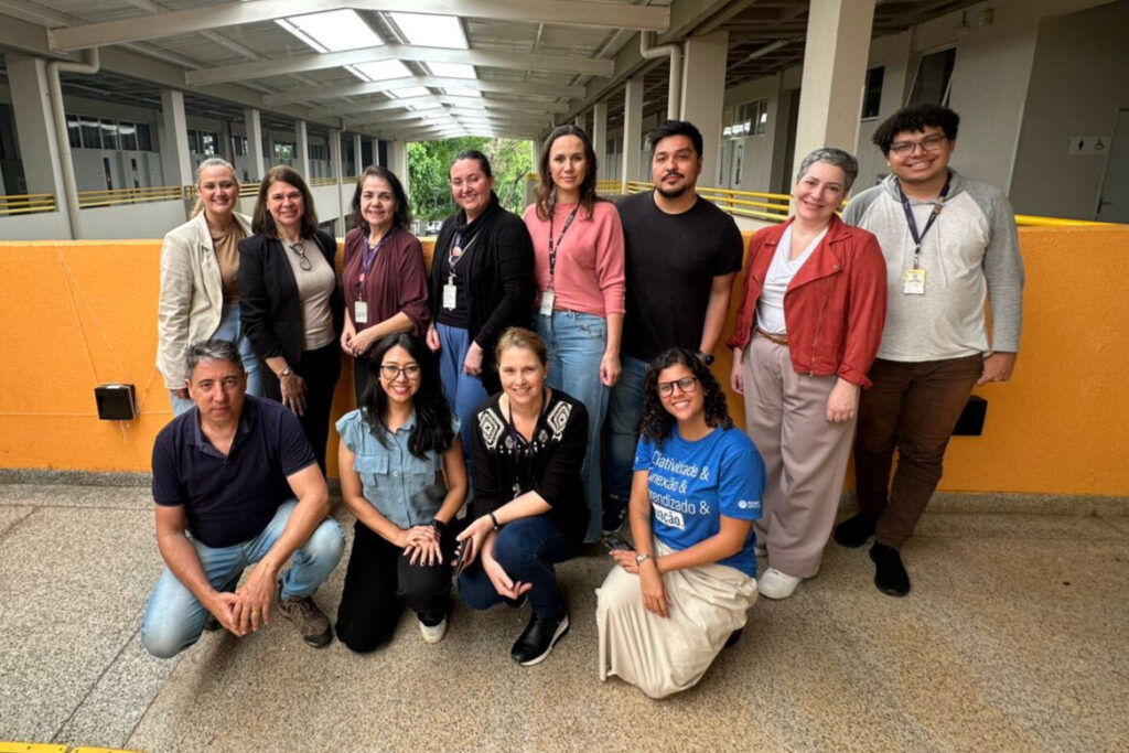 A imagem mostra a comitiva da Inova Unicamp junto com membros da comunidade da UNILA. Fim da descrição