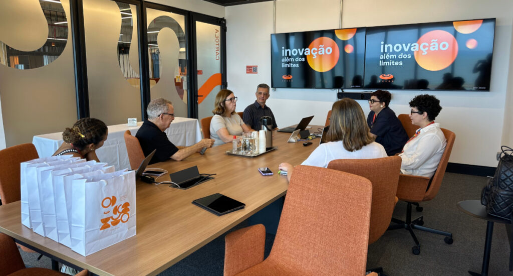 Visitas de benchmarking foram realizadas nas cidades de Recife, Campina Grande e Natal. Texto: Henrique Dassi - Enfuse | Foto: Divulgação Enfuse Uma comitiva de pesquisadores do programa Entrepreneurship for Future and Sustainable Energy (Enfuse) esteve em três cidades do nordeste brasileiro. A primeira parada do itinerário consistiu na visita técnica em Recife, em Pernambuco, depois partiu para Campina Grande, na Paraíba, e finalizou em Natal, no Rio Grande do Norte. As cidades foram escolhidas por serem referências em ecossistemas de inovação e empreendedorismo de interesse para o benchmarking do programa. As visitas fazem parte da primeira etapa do Enfuse, a qual busca mapear boas práticas de incentivo ao empreendedorismo e inovação ligadas a deep techs. O programa busca formar empreendimentos e empreendedores que fortaleçam a cadeia de fornecimento do setor de energia, óleo e gás nacional. O Enfuse é uma iniciativa de pesquisa, desenvolvimento e inovação (PD&I) firmada entre a Universidade Estadual de Campinas (Unicamp) e a Petrobras. A comitiva do Enfuse foi composta por Renato da Rocha Lopes, diretor-executivo na Agência de Inovação Inova Unicamp; Iara Regina da Silva Ferreira, coordenadora de negócios e inovação na Inova Unicamp; Ana Claudia Cavichiolli Daidone, supervisora de parcerias na Inova Unicamp; e Raphaela Gomes Martins, analista de empreendedorismo e ambientes de inovação na Inova Unicamp. RECIFE – PERNAMBUCO A visita realizada em dezembro de 2025 começou por Recife, no Parque Tecnológico e Científico da Universidade Federal de Pernambuco (Parque.TeC UFPE), a qual teve a participação de Roberto Guerra, diretor do Parque.Tec, Manuella Gama, analista de inovação do Parque.Tec, e Suzanna Sandes, docente do Centro de Estudos e Sistemas Avançados do Recife (CESAR) e analista de inovação do Parque.Tec. O foco do Parque, inaugurado em 2022, está em criar um ecossistema que ligue pesquisa científica, empreendedorismo e mercado. Para isso, são adotadas medidas diferentes a depender do estágio de uma startup, como pré-incubação, incubação e pós-incubação. Mais de 50 startups já foram apoiadas pelo ecossistema e geraram faturamento de 11,7 milhões de reais e 360 postos de trabalho em 2025.